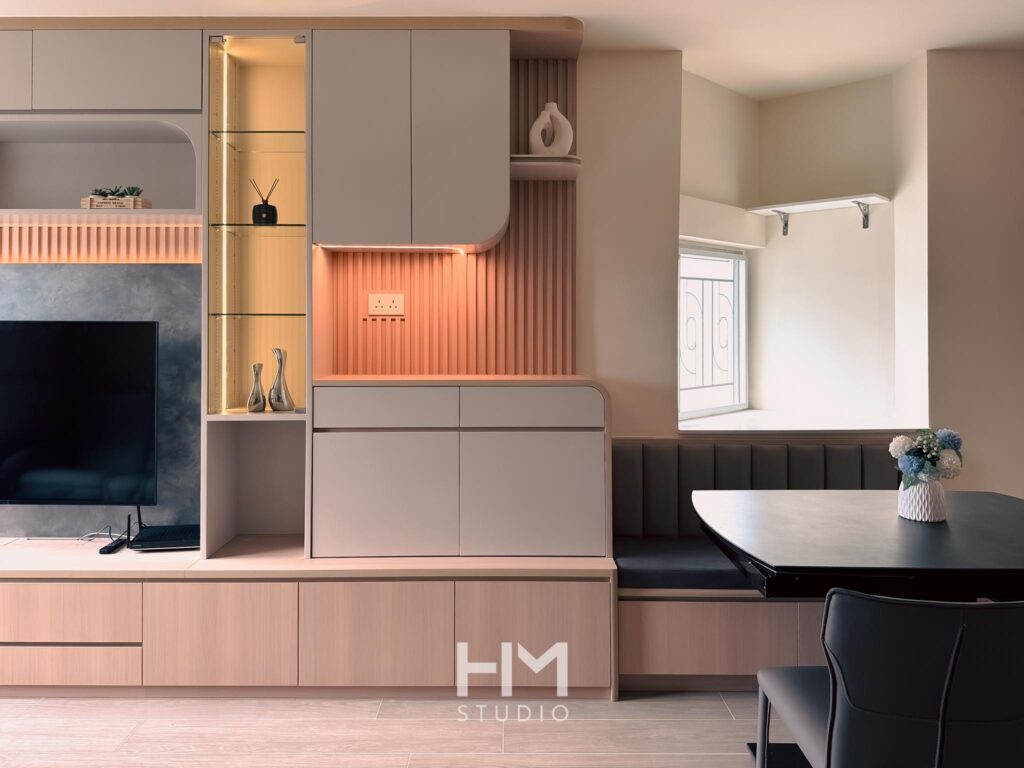 HM STUDIO 客廳空間設計，曲線電視牆與收納櫃