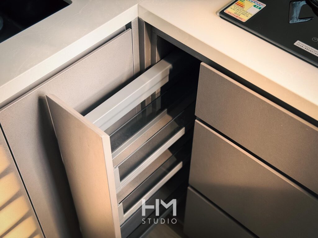 溫馨餐廳設計，曲線餐桌，設計師吊燈
臥室一角，展示細膩的收邊處理與溫潤的材質運用，體現高品質工藝。